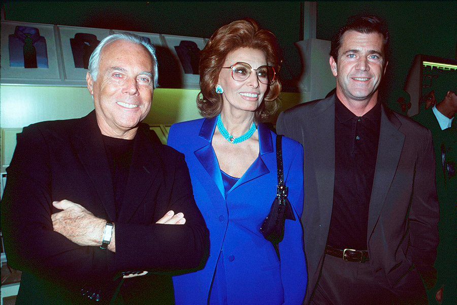 Настоящий успех пришел к Армани (на фото с Софи Лорен и Мелом Гибсоном), когда он стал директором по костюмам для фильма &laquo;Американский жиголо&raquo; 1980 года. Армани одевал главного героя Джулиана Кея, которого сыграл Ричард Гир. Выход фильма в прокат принес известность и Гиру, и Армани.

Всего за время карьеры Армани &laquo;одел&raquo; героев более сотни фильмов.