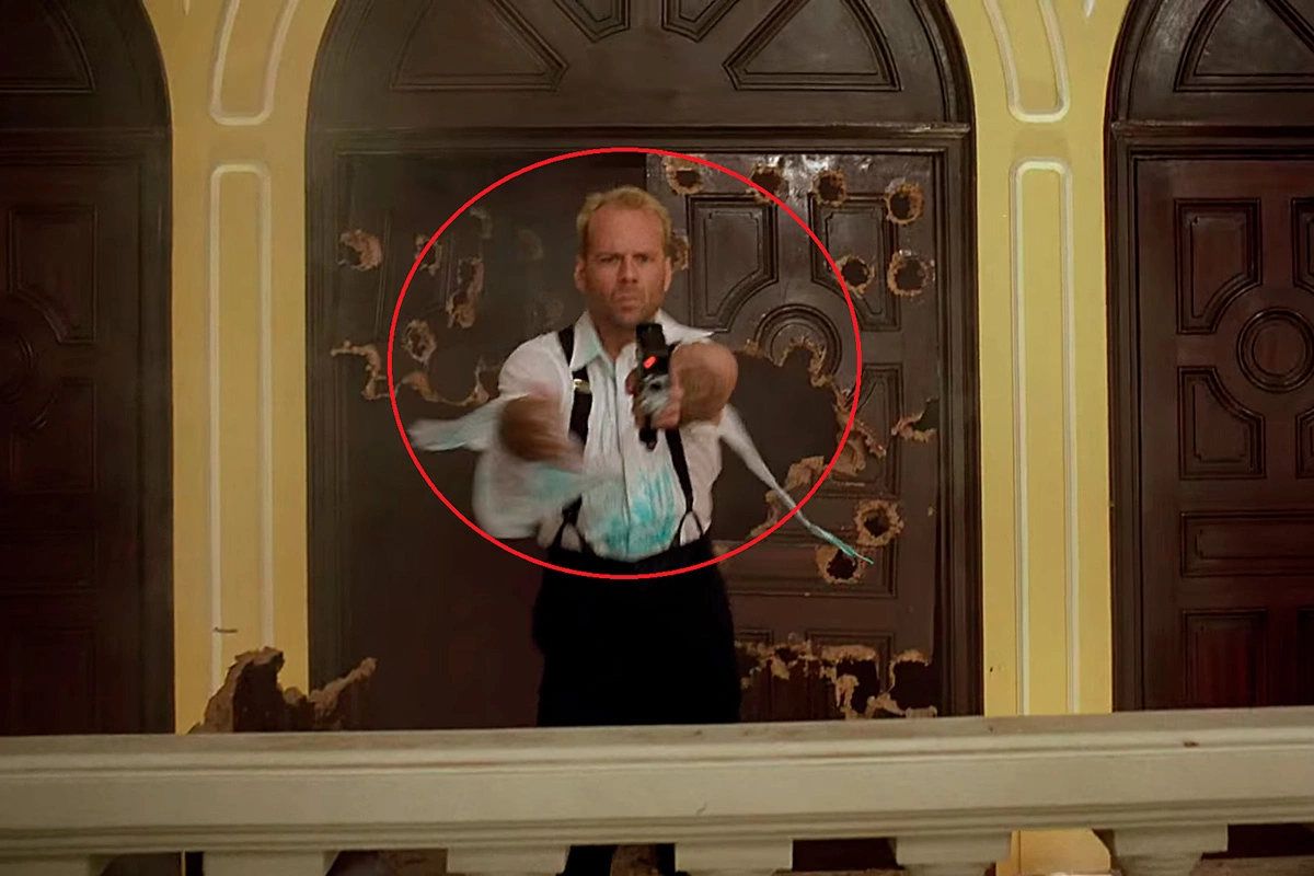 Рубашка заметно пострадала без видимых причин, кадр из фильма «Пятый элемент»