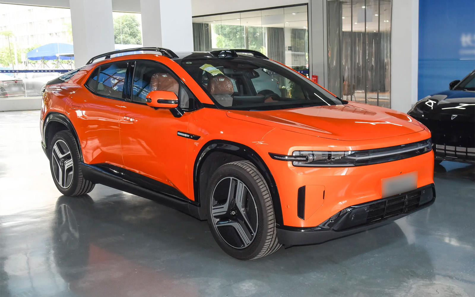 Еще один дебют &mdash; новая марка Deepal, принадлежащая головному бренду Changan. Первенцем на рынке станет модель Deepal EO7. Это не просто автомобиль, а трансформер. При желании купе-кроссовер превращается в пикап. В один клик пятая дверь сдвигается на крышу и откидывается задний борт.