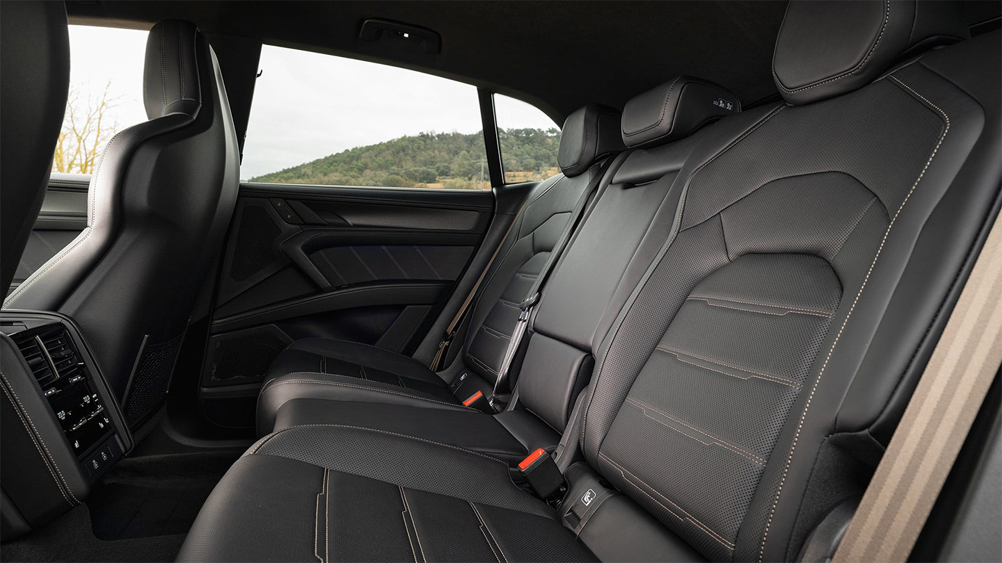 Несмотря на спортивный характер, пассажирам заднего ряда в новом&nbsp;Porsche Cayenne будет вполне комфортно. Спасибо электрической архитектуре