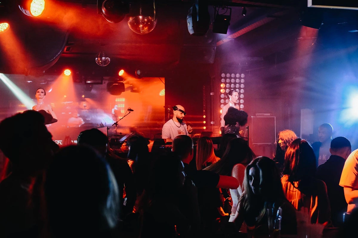 «Мумий Тролль Music Bar» — место для тех, кто выбирает не классический танцпол, а живую сцену
