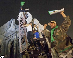 Самолеты НАТО разбомбили зал совещаний в резиденции М.Каддафи