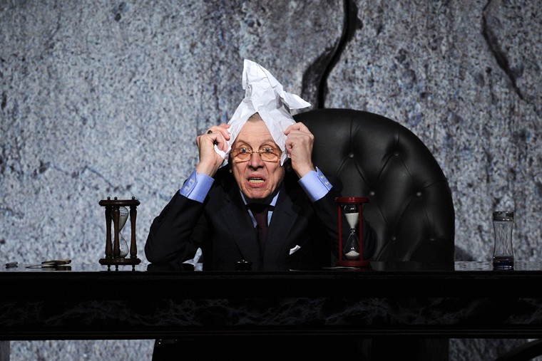 В течение полутора лет "Таганку" возглавлял Валерий Золотухин (на фото), но 4 марта 2013г. он подал в отставку в связи с ухудшением здоровья. Новым директором был назначен Владимир Флейшер, ранее возглавлявший Центр им. Мейерхольда. Нового худрука до юбилея театра было решено не назначать. Актеры и столичные власти неоднократно предлагали Любимову вернуться в "Таганку", однако режиссер отказывался. Кроме того, незадолго до своего ухода Любимов запретил ставить в Театре на Таганке спектакли, автором инсценировок которых он являлся. Режиссера не устраивало, что постановки идут в измененном и сокращенном виде. Уже летом, после конфликта с труппой театра и истечения срока его полномочий, Любимов обратился в Российское авторское общество с требованием запретить в Театре на Таганке свои спектакли "Добрый человек из Сезуана", "Тартюф", "Мастер и Маргарита", "Владимир Высоцкий", "Горе от ума", "Арабески", "Маска и душа" и "Антигона". Разрешение артисты получили только 30 сентября 2013г. - в день 96-летия режиссера.