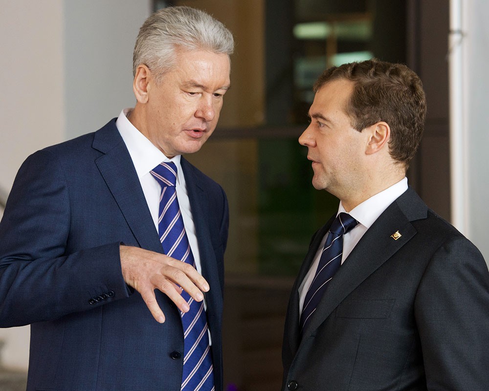 Премьер-министр РФ Дмитрий Медведев и мэр Москвы Сергей Собянин (справа налево)