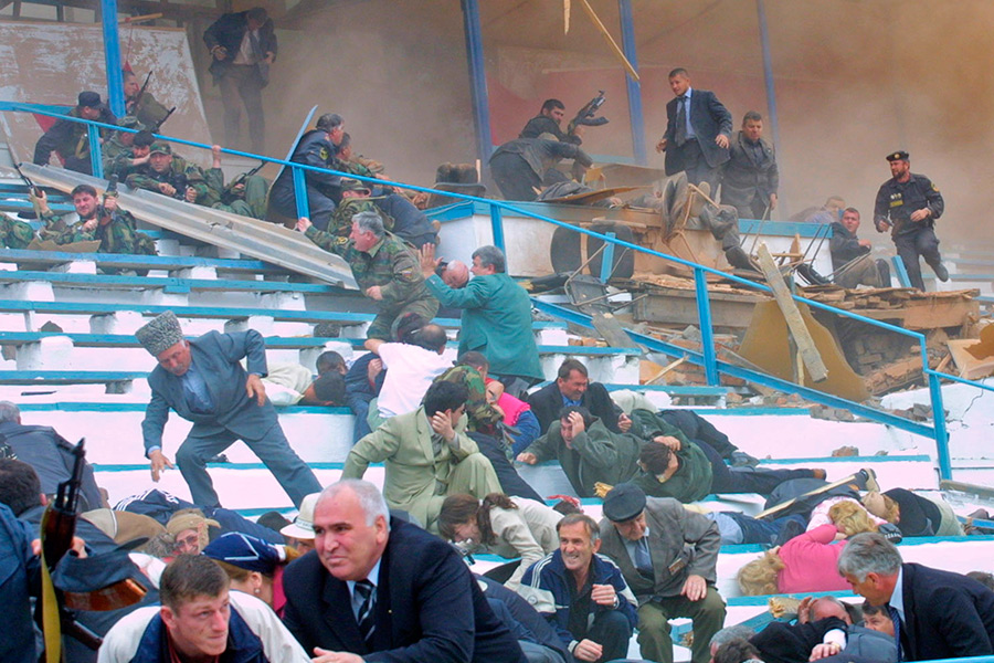 9 Мая 2004 года, Россия, празднование Дня Победы на&nbsp;стадионе в&nbsp;Грозном

9 Мая 2004 года при&nbsp;взрыве&nbsp;на&nbsp;стадионе в&nbsp;Грозном погибли президент Чеченской Республики Ахмад Кадыров, председатель госсовета Хусейн Исаев и&nbsp;еще пять человек. Бомба была вмонтирована&nbsp;в главную трибуну и&nbsp;сработала во&nbsp;время празднования Дня Победы.&nbsp;Ранения получили более 40 человек.
