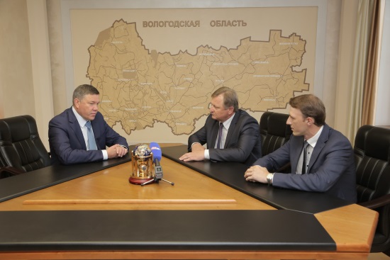 Губернатор Олег Кувшинников пригласил Николая Матросова (крайний справа) заняться укреплением связи Череповца и Череповецкого района

