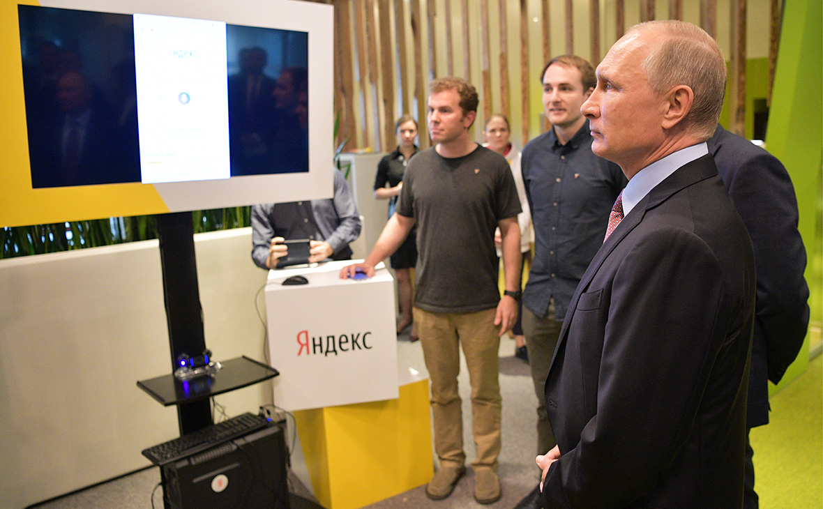 Владимир Путин во время посещения офиса компании &laquo;Яндекс&raquo;