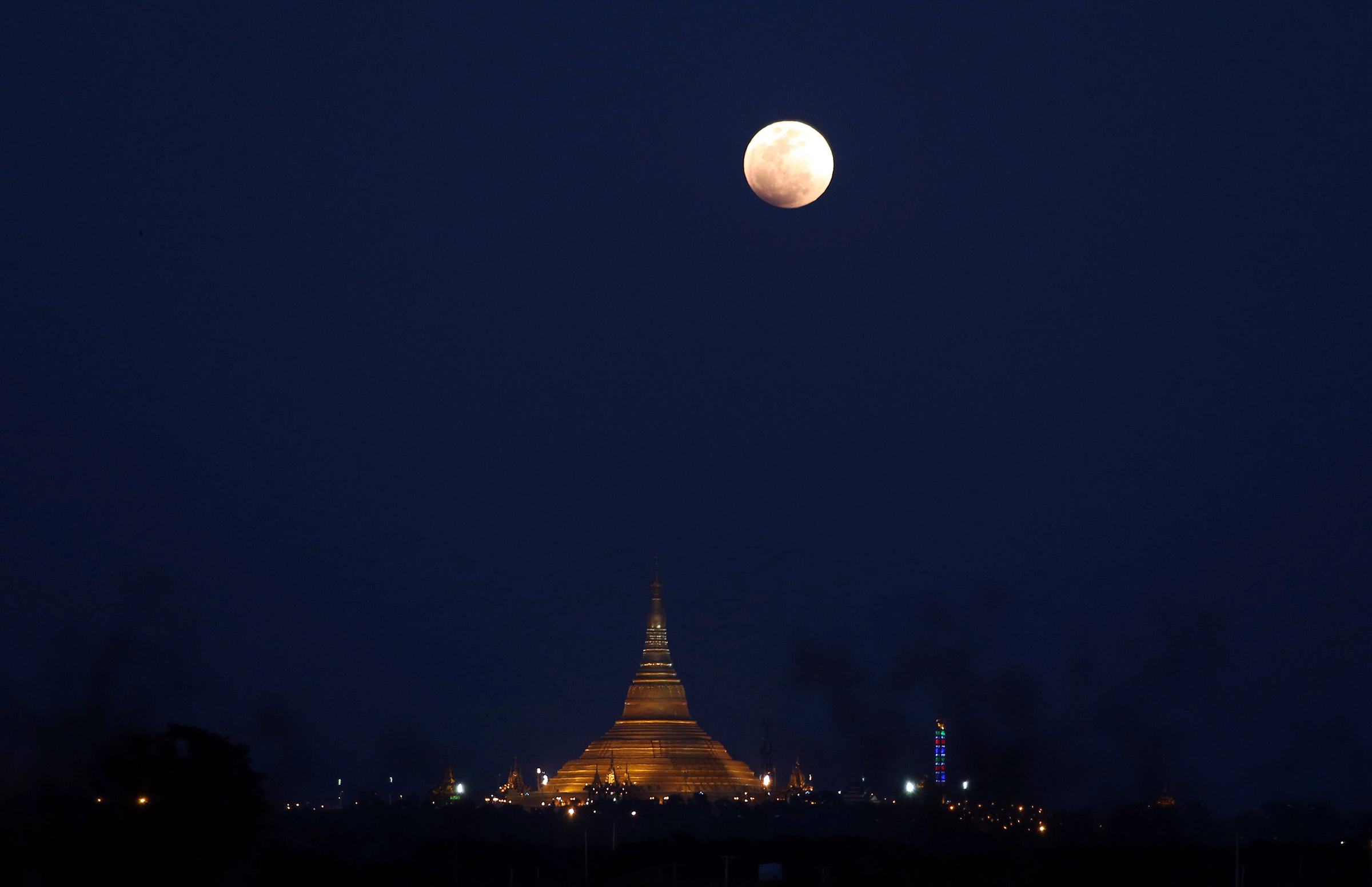 Луна в небе над пагодой Уппатасанти в Мьянме.​
