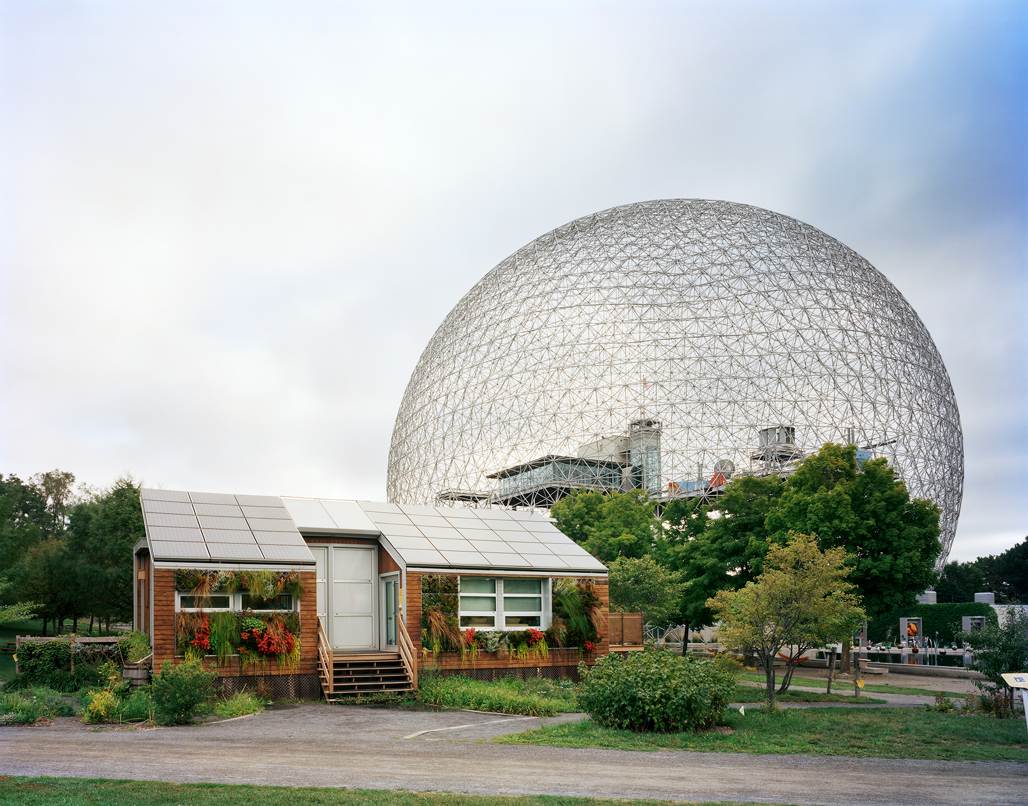 В 1967 году Всемирная выставка, также известная как &laquo;Экспо-67&raquo;, проходила в городе Монреаль и была приурочена к столетию Канадской конфедерации. Посвященная теме &laquo;Человек и его мир&raquo;, она стала одной из самых успешных всемирных выставок, собрав более 50 млн&nbsp;посетителей, включая таких знаменитостей, как президент США Линдон Джонсон, королева Великобритании Елизавета II, президент Пятой республики Шарль де Голль, а также сенатор Роберт Кеннеди, вдова его брата, 35-го президента США, Жаклин Кеннеди и жена князя Монако Грейс Келли.

Одним из главных объектов выставки стал Американский павильон, построенный по проекту архитектора Ричарда Фуллера. Ключевым элементом сооружения, получившего название &laquo;Биосфера&raquo;, стал геодезический купол &mdash; сферическая конструкция, собранная из стержней, высотой в 20 этажей. Фуллер получил патент на этот вид купола незадолго до выставки.

В начале 1970-х годов павильон сгорел, но позже был восстановлен. Сейчас здание принадлежит департаменту окружающей среды Канады, а внутри расположен музей, посвященный окружающей среде и водным ресурсам.
