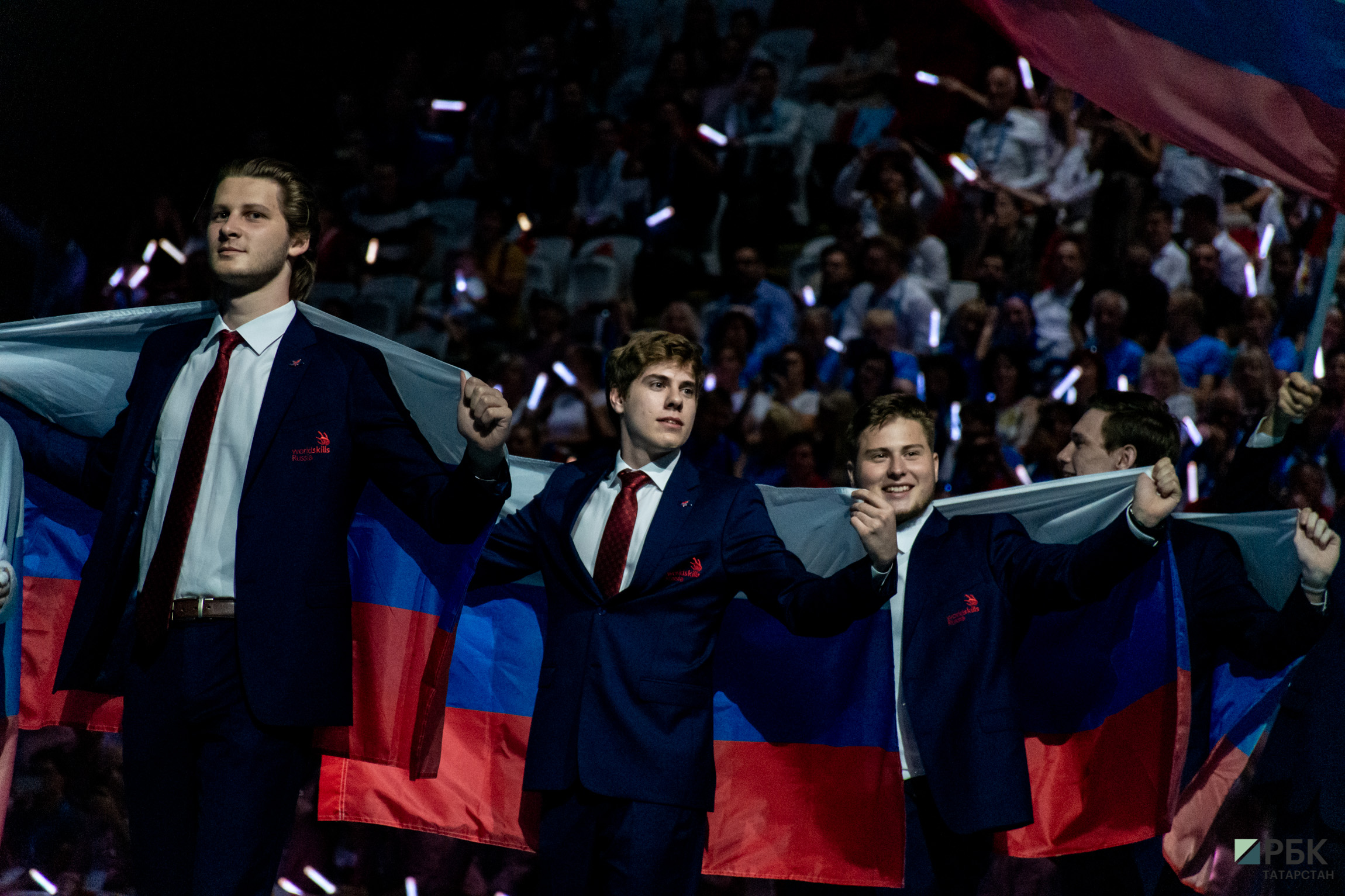 Шоу открыл традиционный для международных мероприятий парад команд. В Казань приехали представители 63 стран.