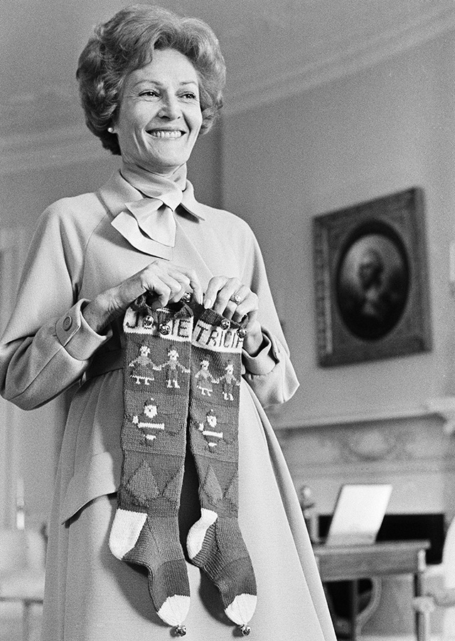 Пэт Никсон, жена 37-го президента Ричарда Никсона, 1969 год. В руках у первой леди&nbsp;&mdash; рождественские носки для подарков с именами дочерей президентской четы Джулии и Триши. Темой праздника был &laquo;Американский цветок&raquo;: ель украсили бархатными и атласными шарами, представлявшими 50 штатов и их цветы-символы