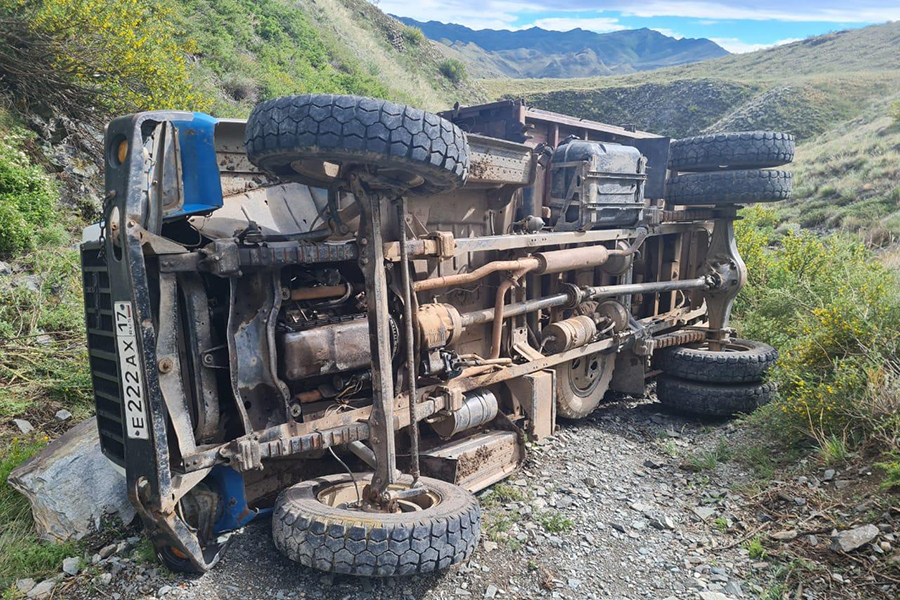 В Туве 9 человек пострадали в ДТП с грузовиком