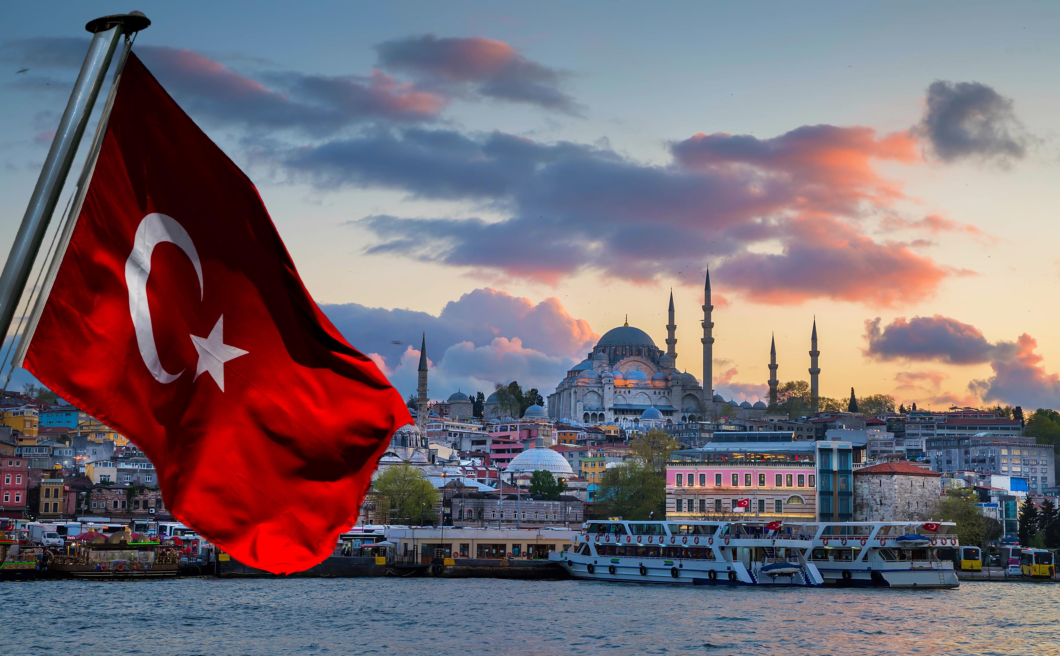 Турция россия стамбул. Истамбул флаг. Флаг Стамбула. Турецкий флаг на Босфоре. Турция Стамбул флаг.
