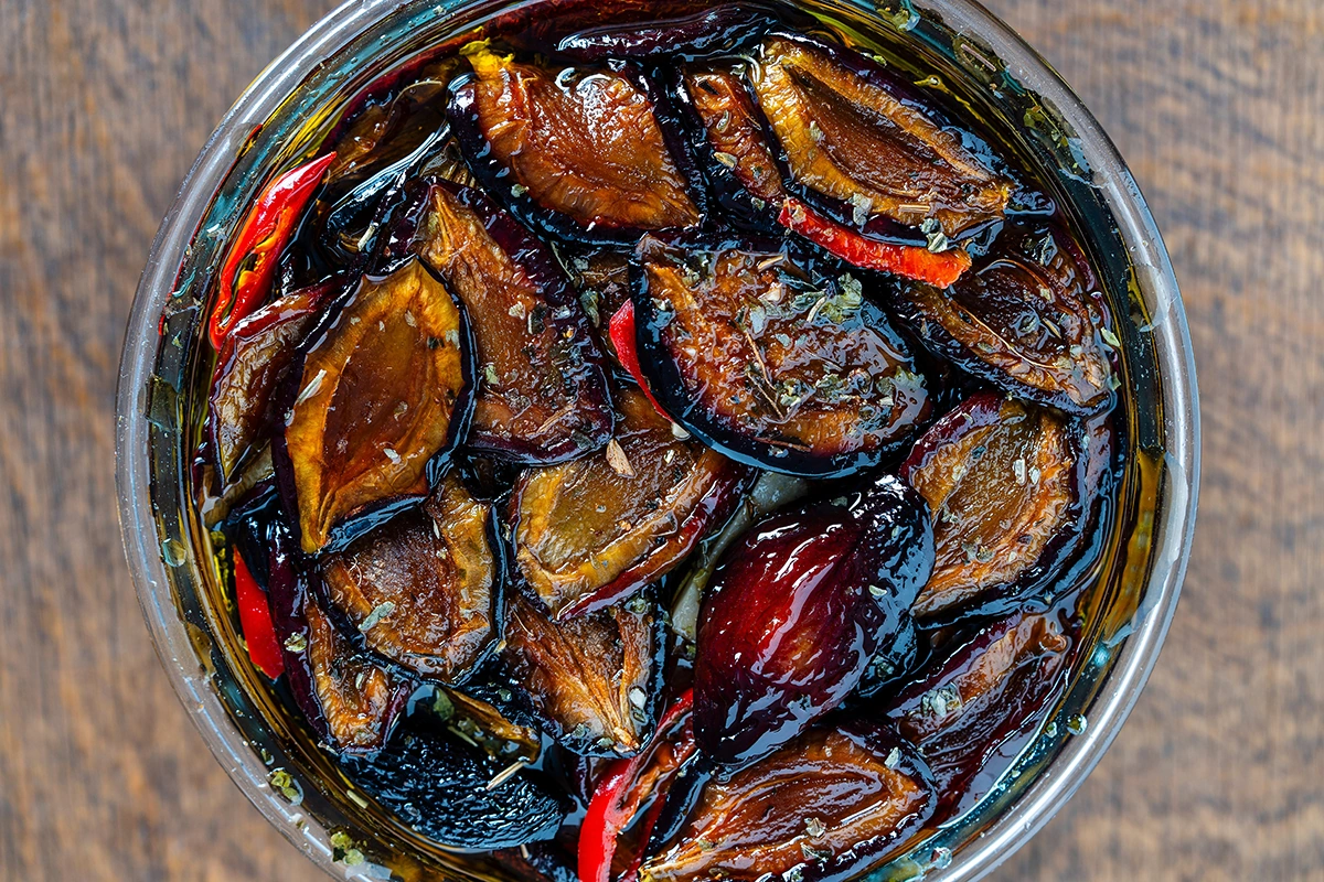 Маринованные сливы: рецепт необычной закуски, которая удивит гостей