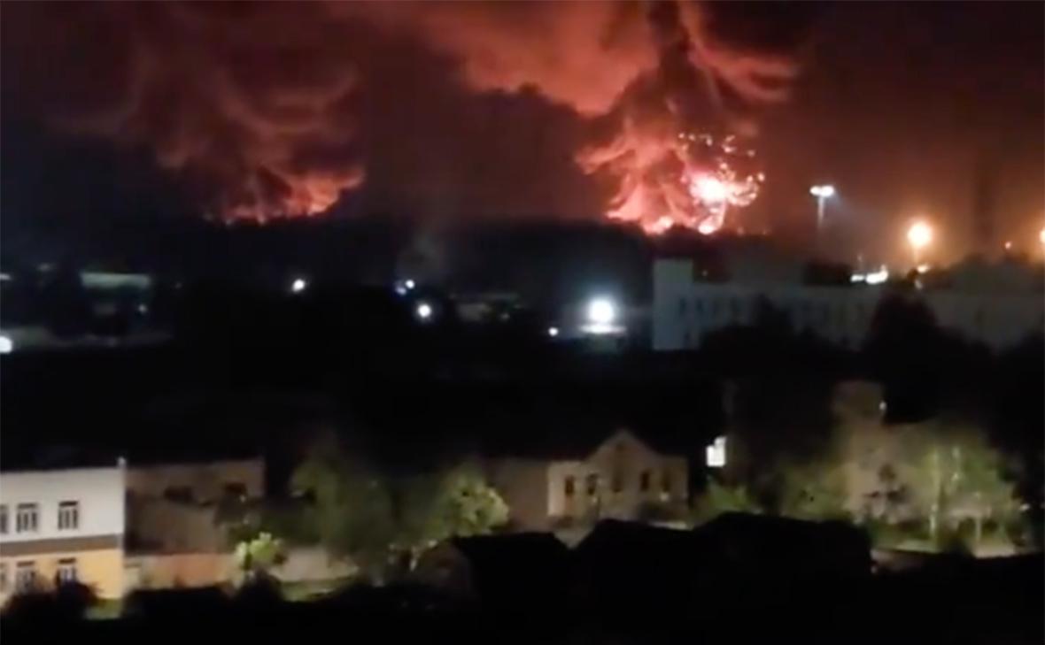 Вид на пожар возникший в&nbsp;результате атаки беспилотника на аэропорт в городе Пскове