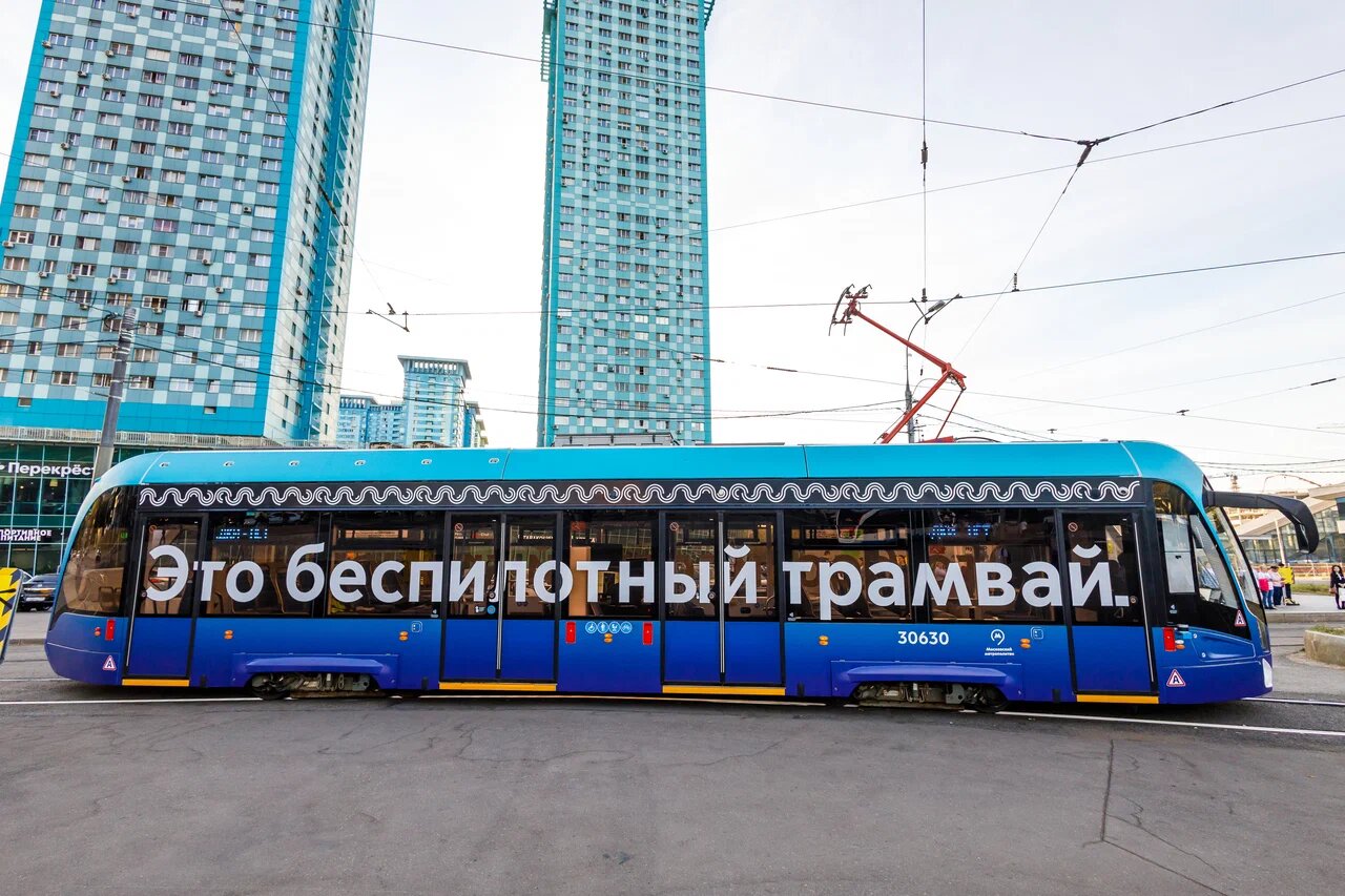 Беспилотный трамвай на линии в московском районе Строгино
