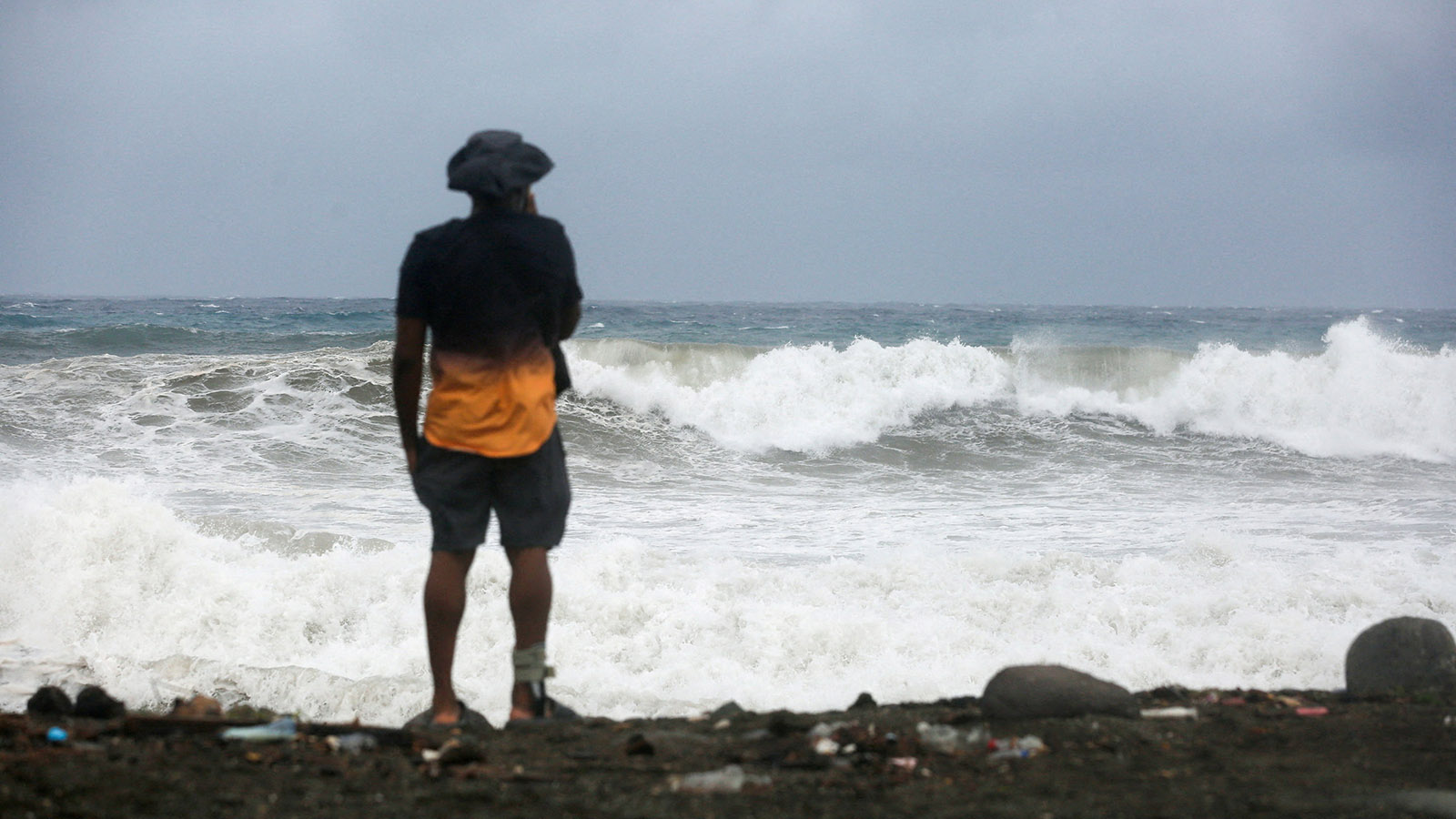Мужчина в преддверии приближения урагана «Мелисса» в Порт-Рояле, Ямайка