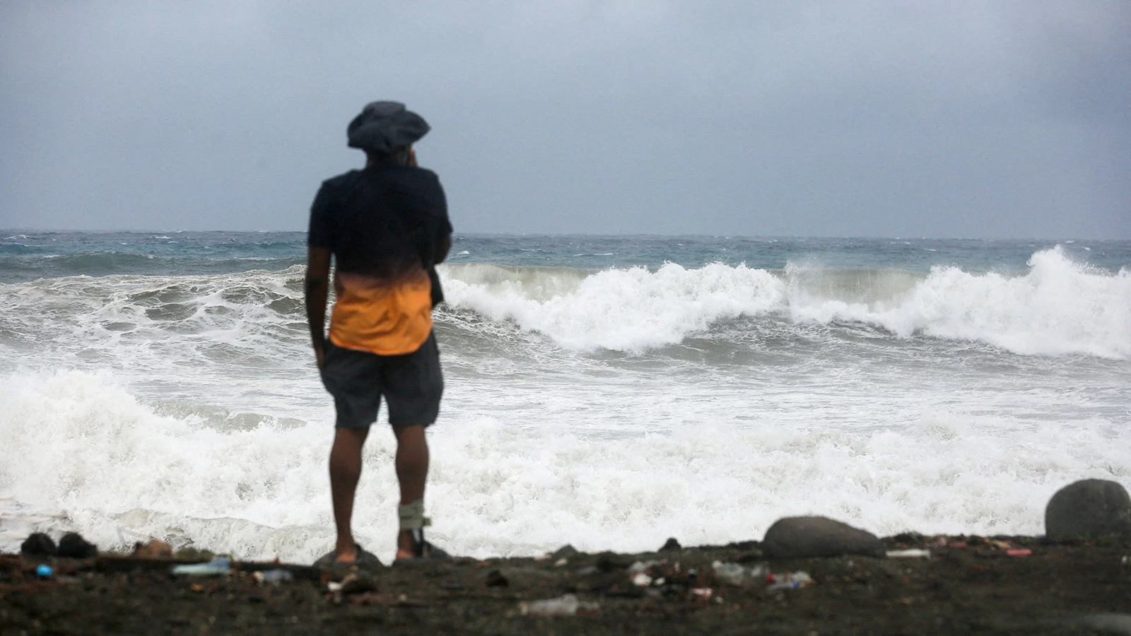 Мужчина в преддверии приближения урагана «Мелисса» в Порт-Рояле, Ямайка