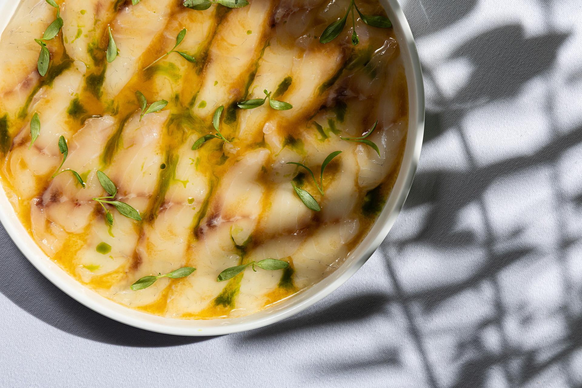 Севиче из дорадо с ананасовым понзу в ресторане&nbsp;Wine Region