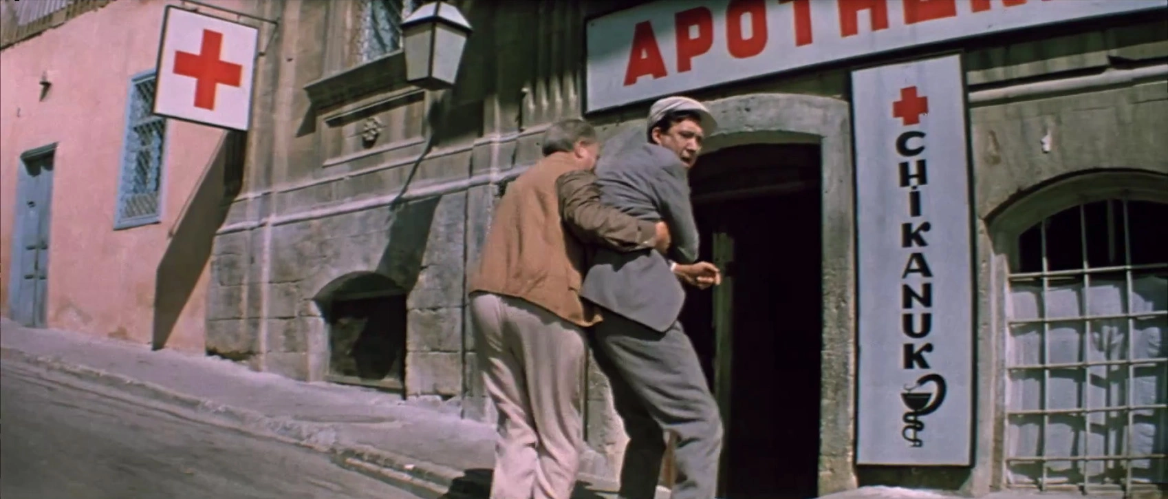 Кадр из фильма «Бриллиантовая рука», 1968 год