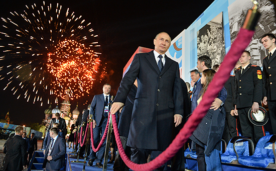 Президент Российской Федерации Владимир Путин (в центре) после концерта во время праздничного салюта в честь 70-летия Победы в Великой Отечественной войне 1941&ndash;1945 годов, 9 мая 2015 года