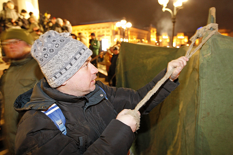 Активисты устанавливают палатку на&nbsp;Майдане во&nbsp;время акции, посвященной годовщине столкновений в&nbsp;феврале 2014 года