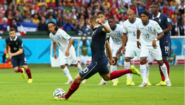Карим Бензема из сборной Франции забивает первый гол своей команды с пенальти в матче Франция - Гондурас. 15 июня,  Порту-Алегри, Бразилия. 