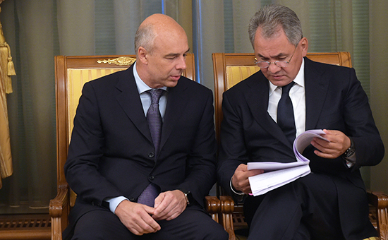 Министр финансов РФ Антон Силуанов и министр обороны РФ Сергей Шойгу (слева направо)



