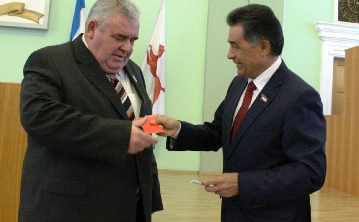 Андрей Носков (слева) получает медаль имени Сталина от первого секретаря рескома КПРФ