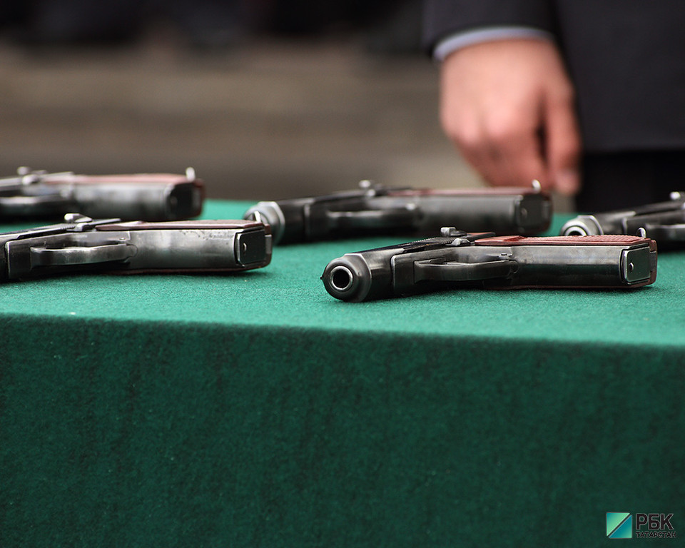 В Казани полицейский ранил из пистолета двух напавших хулиганов