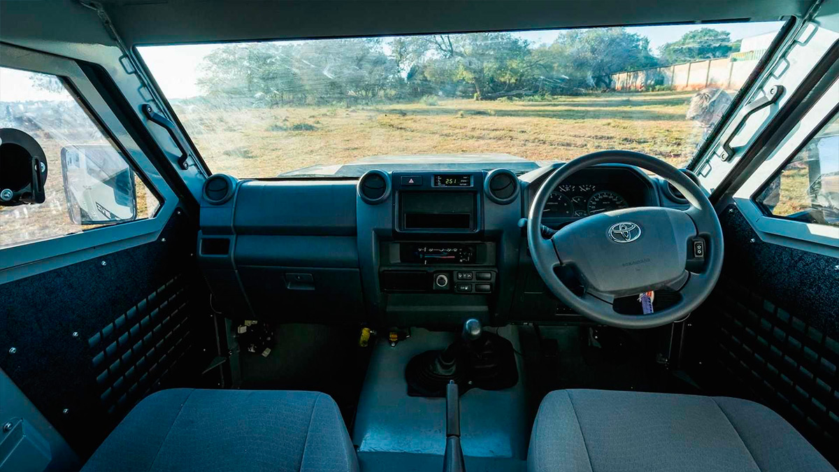 Toyota Land Cruiser превратили в восьмиместный броневик. Видео