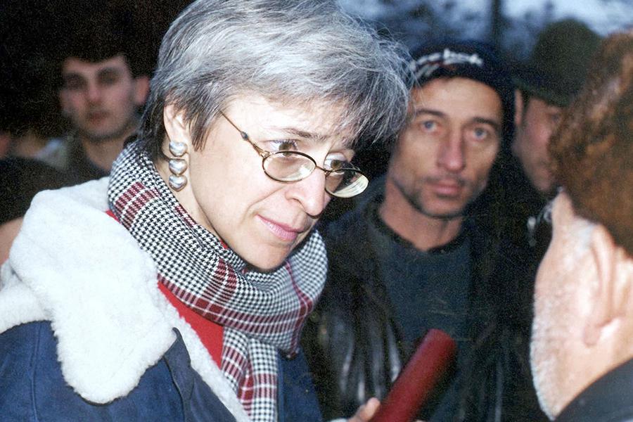 Анна Политковская&nbsp;в феврале 2001 года в селении Хатуни в расположении подразделения ВДВ