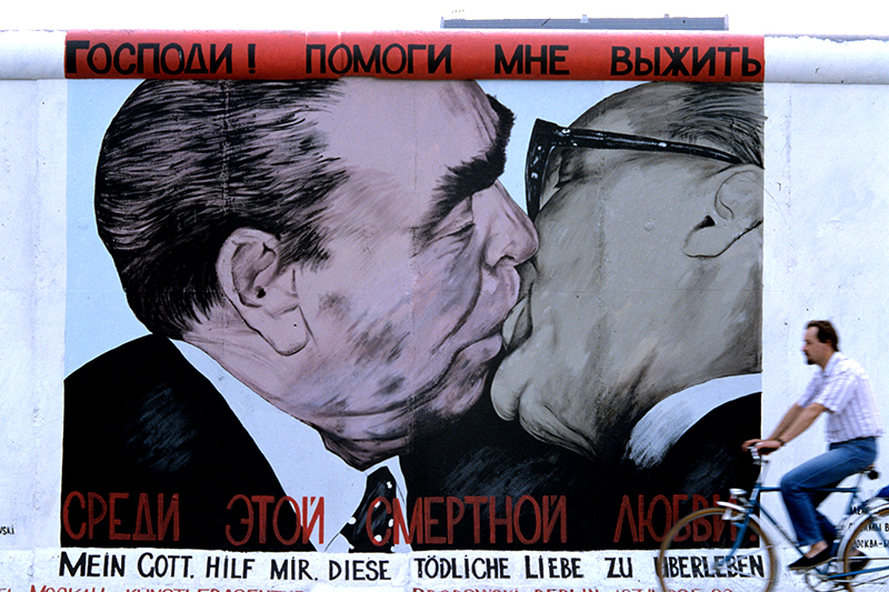 Самым известным граффити из тех, которые украшают сохранившиеся участки Берлинской стены, стала работа российсого художника Дмитрия Врубеля, которая изображает поцелуй советского лидера Леонида Брежнева и многолетнего руководителя ГДР Эриха Хонеккера.