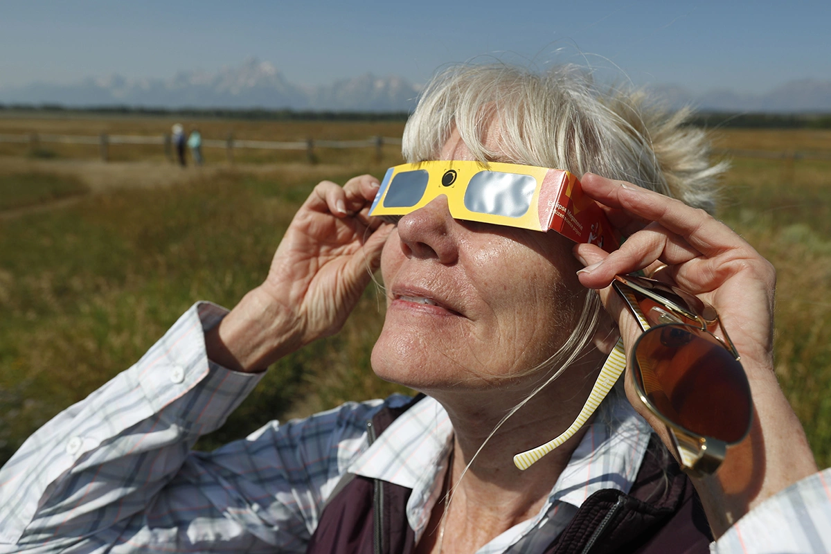 <p>Женщина наблюдает за солнечным затмением из национального парка &laquo;Гранд-Титон&raquo; (США)</p>