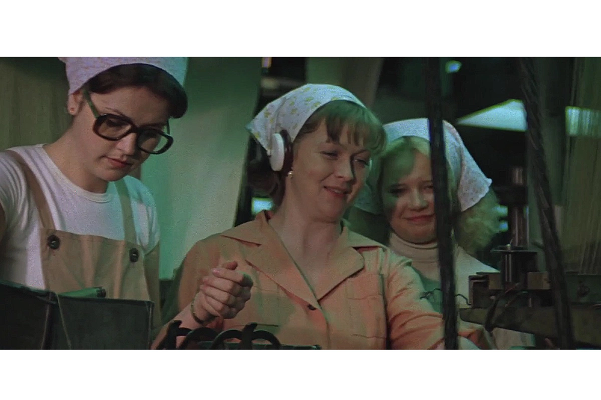Ткачихи в фильме «Одиноким предоставляется общежитие» (1983)