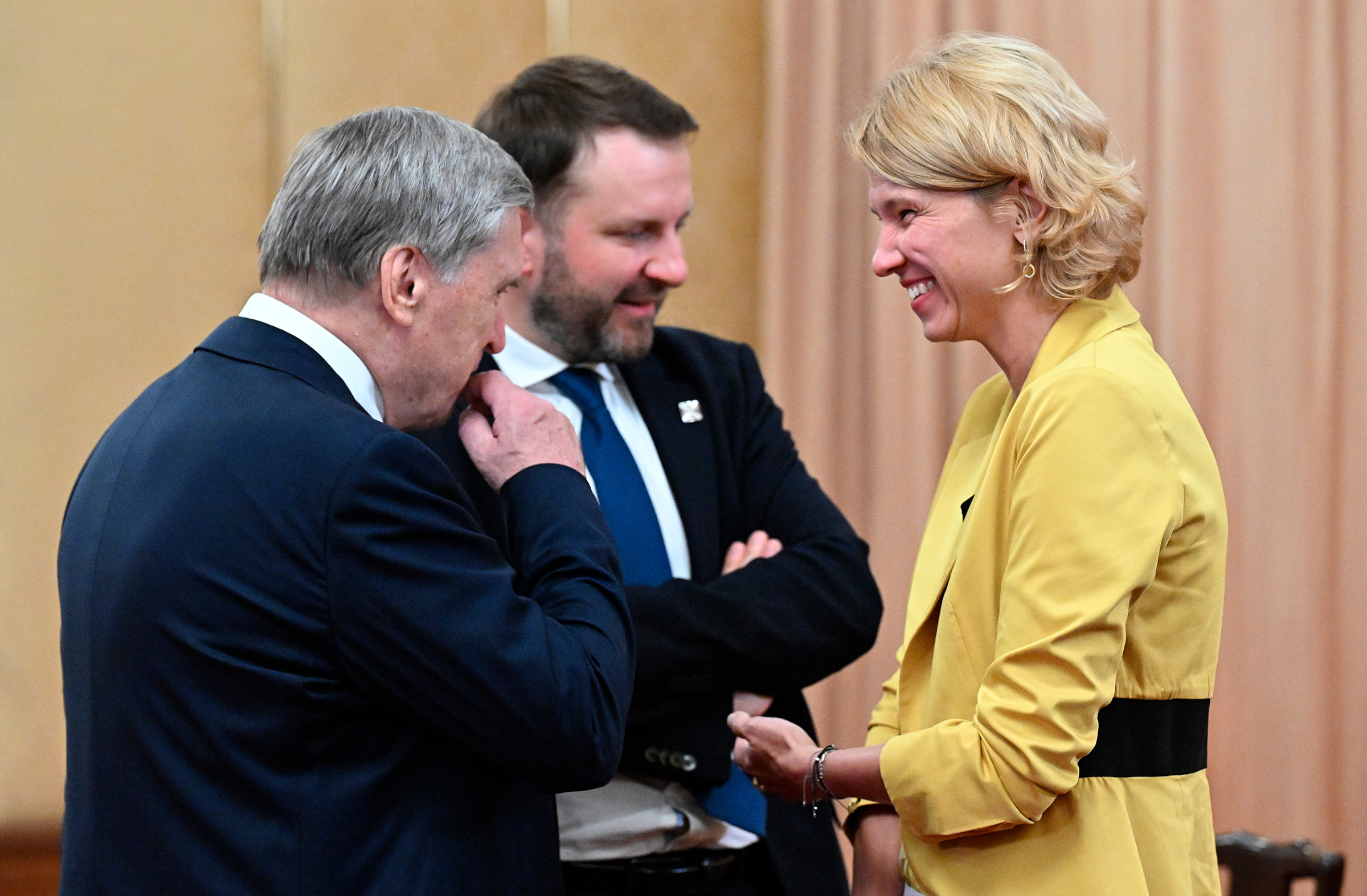 Юрий Ушаков, Максим Орешкин и глава Минсельхоза Оксана Лут (слева направо) перед встречей Владимира Путина и премьер-министра Пакистана Шахбаза Шарифа.