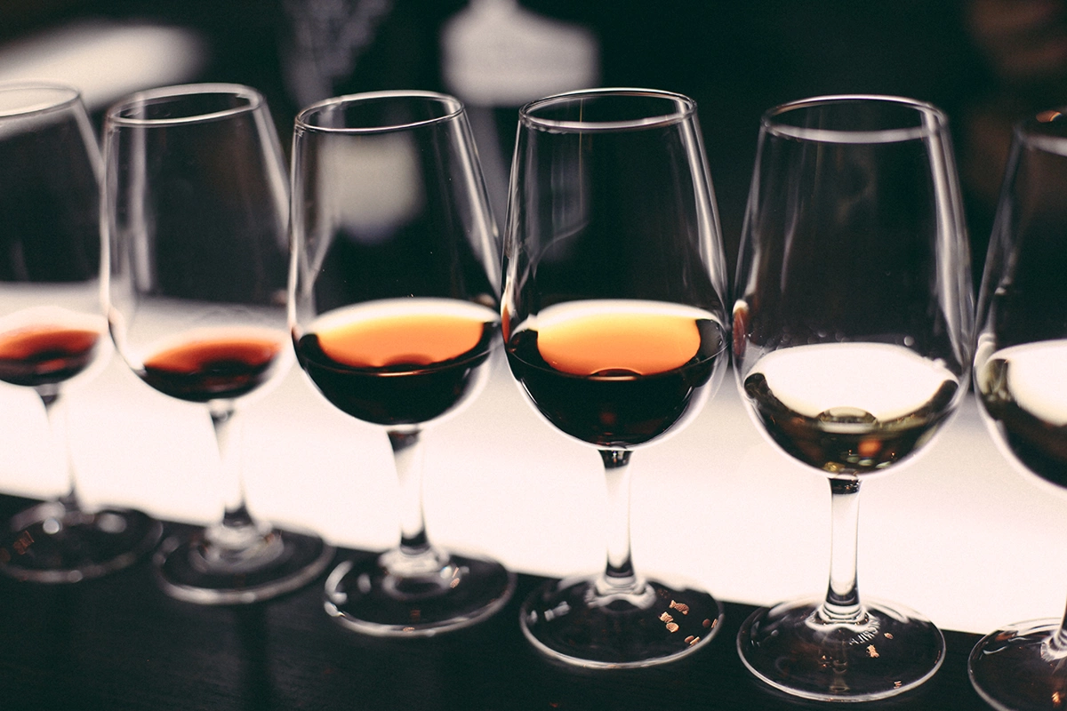 Крепленое вино часто ассоциируется с уютными вечерами у камина, когда за окном идет проливной дождь или бушует метель, а внутри царит тепло и спокойствие