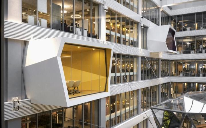 В столице складывается тенденция смещения деловой активности от центра к Москва-Сити и в целом к западному направлению. Здесь, в частности, располагается штаб-квартира «Сбера» — одного из драйверов современной российской экономики