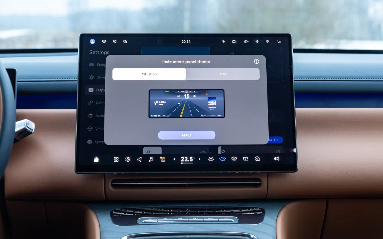 На подложку приборной панели в Voyah Taishan можно вывести информацию о дорожной обстановке или навигацию. Кому как больше нравится