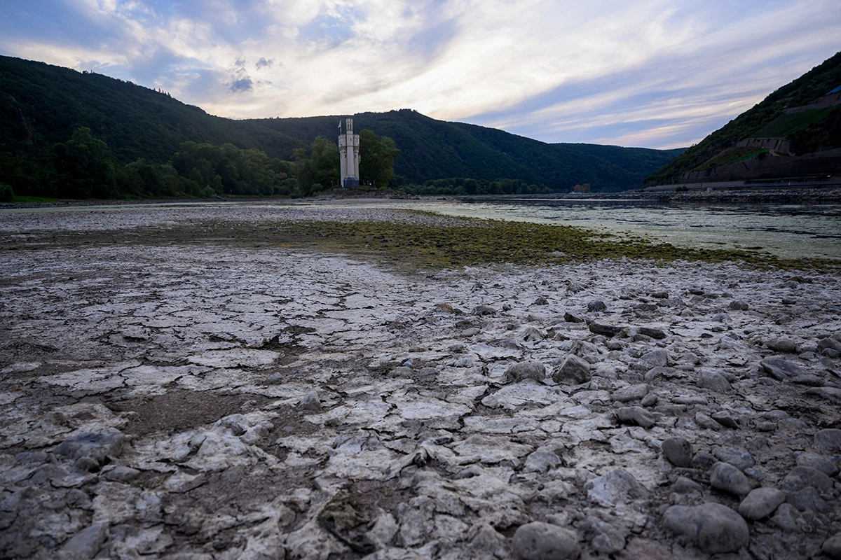 Низкий уровень воды показывает частично пересохшее русло реки вокруг Маузетурма, бывшей таможенной башни на Рейне