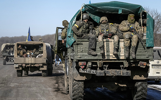 Солдаты украинской армии покидают город Дебальцево