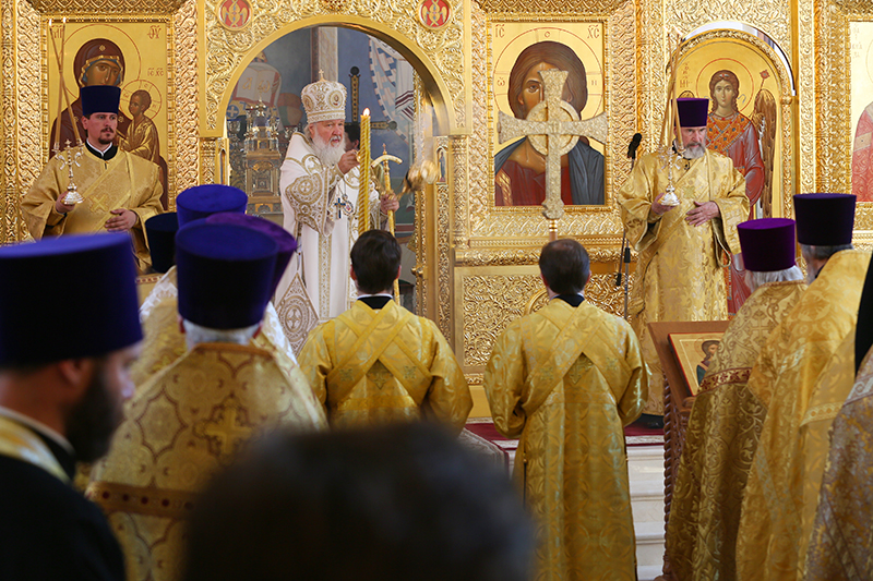 Патриарх Московский и всея Руси Кирилл во время освящения храма Святого равноапостольного князя Владимира в Москве