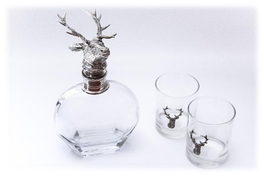 Фото: Стеклянный графин и два стакана с оловянной отделкой «Vagabond Haus». Начальная цена 9 тысяч 792 рубля