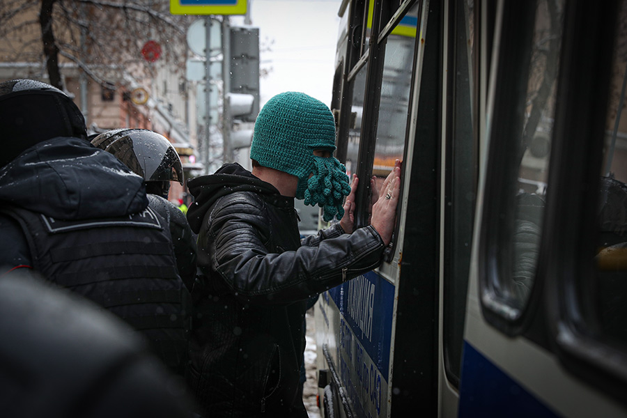 Протестующие в итоге собрались у станции метро &laquo;Сухаревская&raquo;, там произошли первые задержания участников акции
