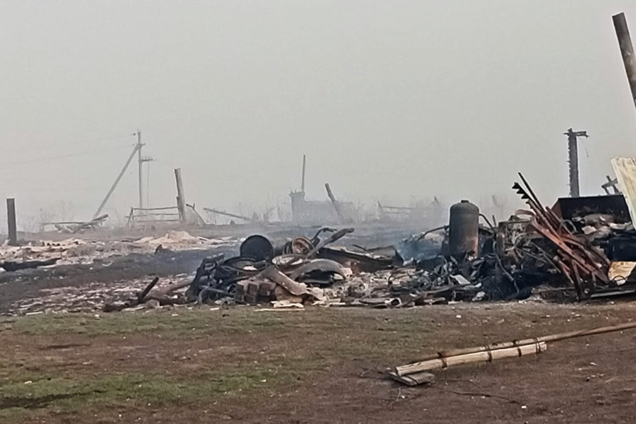 В омской деревне из-за сильного ветра загорелись 14 домов и магазин