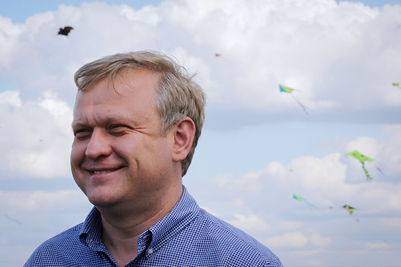 ГОСУДАРСТВЕННЫЙ ЧЕЛОВЕК
Сергей Капков
Руководитель департамента культуры Москвы
Московские парки, построенные при Сергее Капкове, некоторые называют «луна-парками», имея в виду контраст между ними и всей остальной страной. На удивление многих оказалось, что парки могут как в былые времена стать местом массового досуга и при этом зарабатывать деньги.