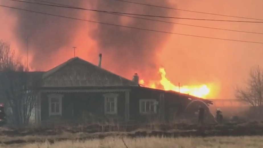 В селе Успенка в Тюменской области загорелись 13 жилых домов