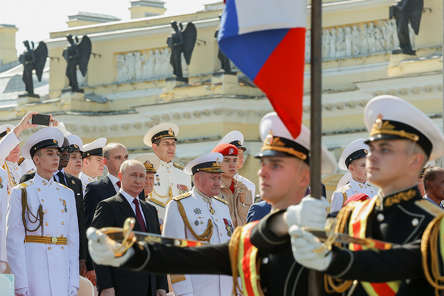 Президент Владимир Путин на Сенатской площади во время&nbsp;парада в честь Дня ВМФ в Санкт-Петербурге.