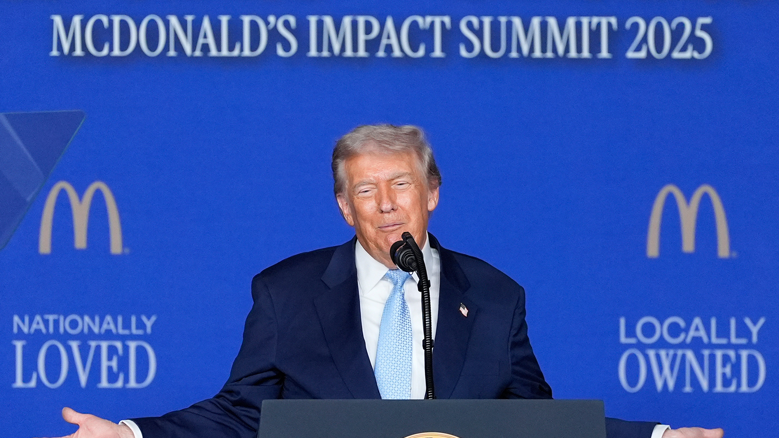 Дональд Трамп выступает на саммите McDonald’s