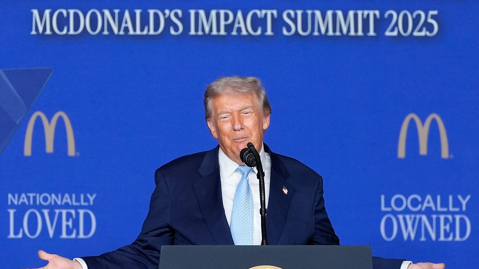 Дональд Трамп выступает на саммите McDonald’s 